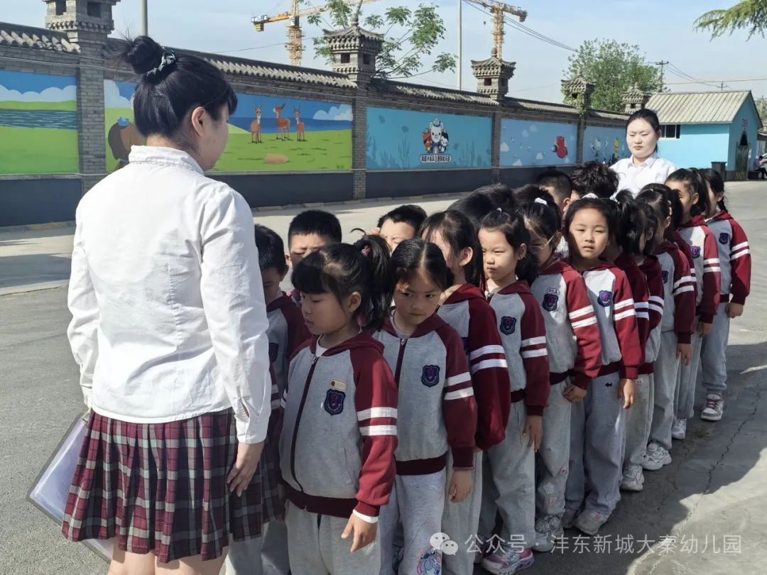【大秦幼兒園】強(qiáng)化校車應(yīng)急意識 筑牢校車安全防線——校車應(yīng)急疏散演練活動