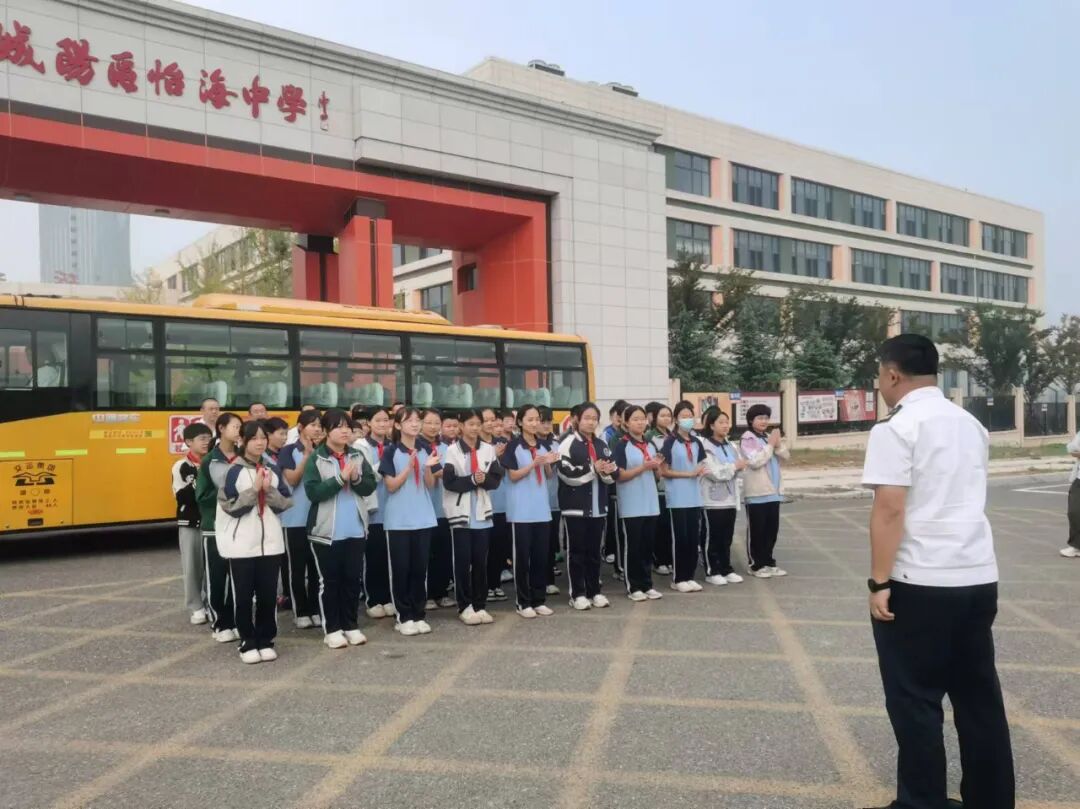 【全環境立德樹人】筑牢安全防線 守住生命紅線——城陽區怡海中學開展校車消防安全應急演練