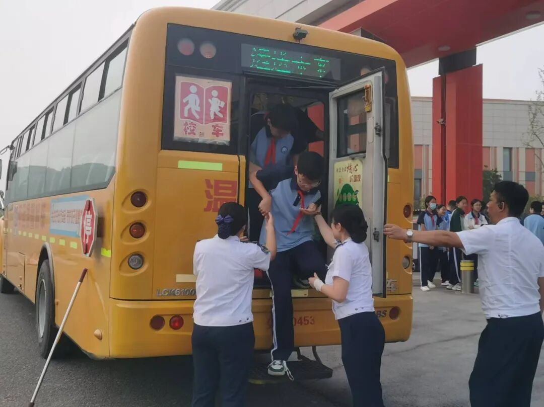 【全環境立德樹人】筑牢安全防線 守住生命紅線——城陽區怡海中學開展校車消防安全應急演練