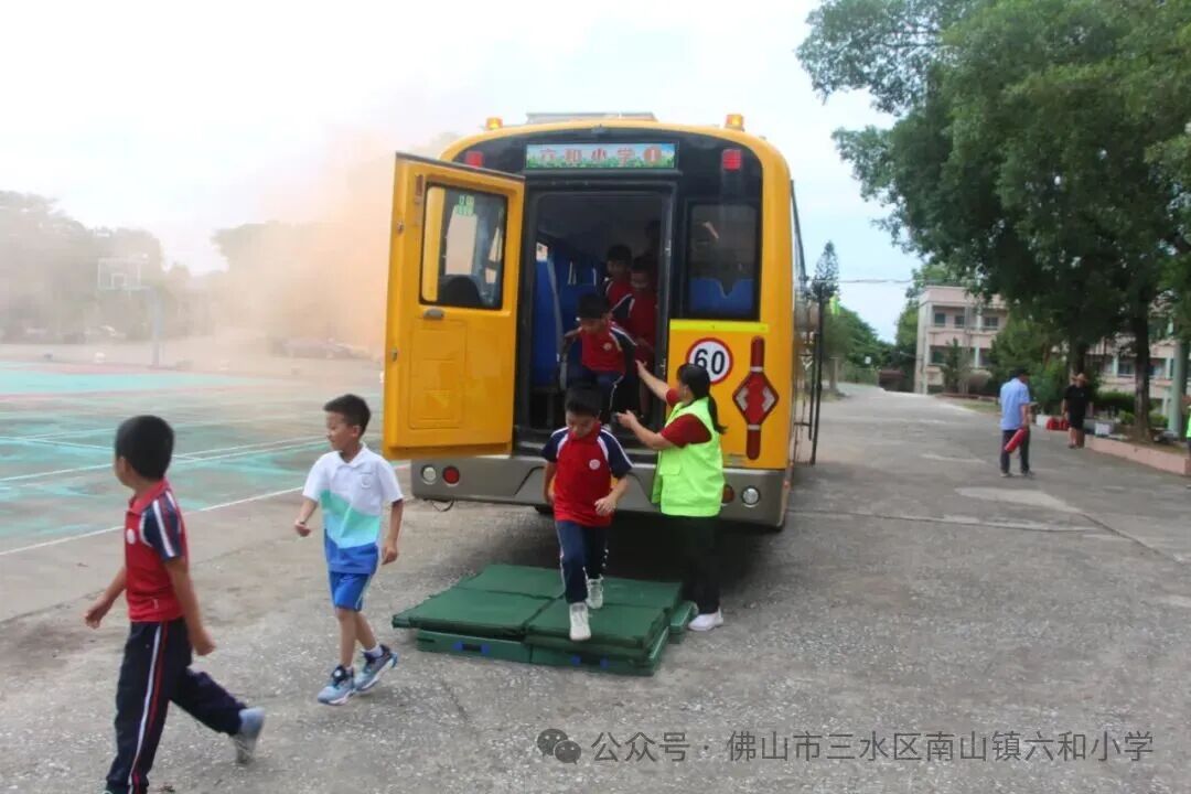 快樂乘車，安全同行——南山鎮六和小學2025—2026學年校車消防逃生演練