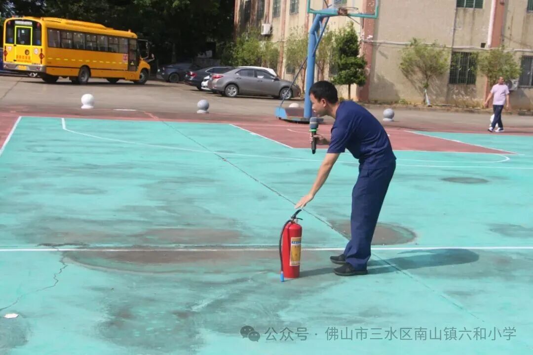 快樂乘車，安全同行——南山鎮六和小學2025—2026學年校車消防逃生演練