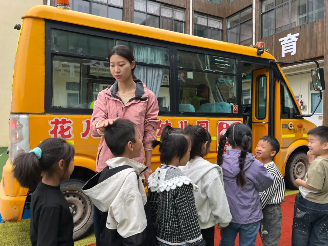 筑牢校車安全，守護成長之路——花兒朵朵幼兒園2025年秋季校車安全應急疏散演練