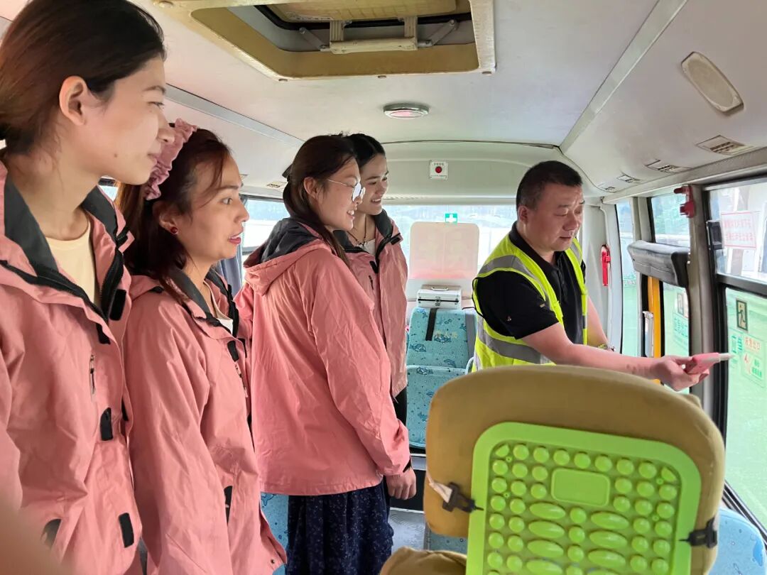 筑牢校車安全，守護成長之路——花兒朵朵幼兒園2025年秋季校車安全應急疏散演練