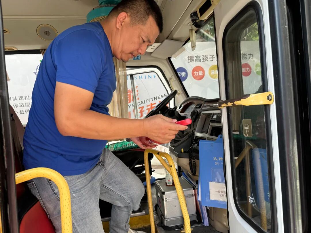 【平安校園】為愛護航，平安校車伴我行 ——石獅市恩啟頓幼兒園校車應急疏散演練