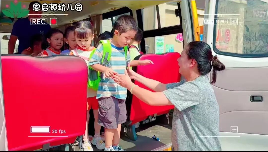 【平安校園】為愛護航，平安校車伴我行 ——石獅市恩啟頓幼兒園校車應急疏散演練