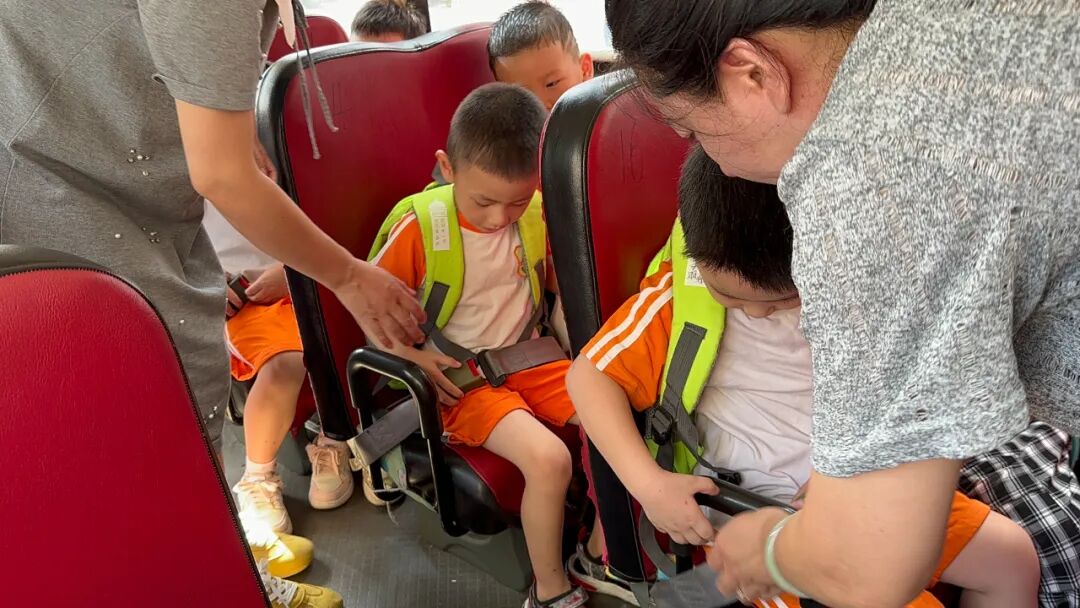 【平安校園】為愛護航，平安校車伴我行 ——石獅市恩啟頓幼兒園校車應急疏散演練