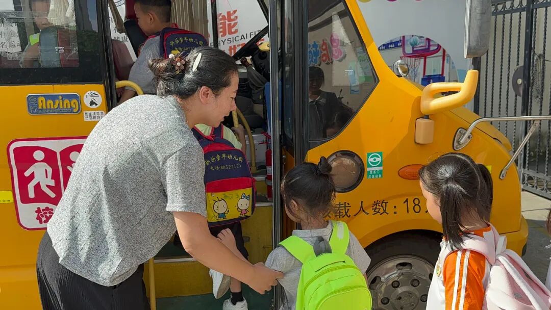【平安校園】為愛護航，平安校車伴我行 ——石獅市恩啟頓幼兒園校車應急疏散演練