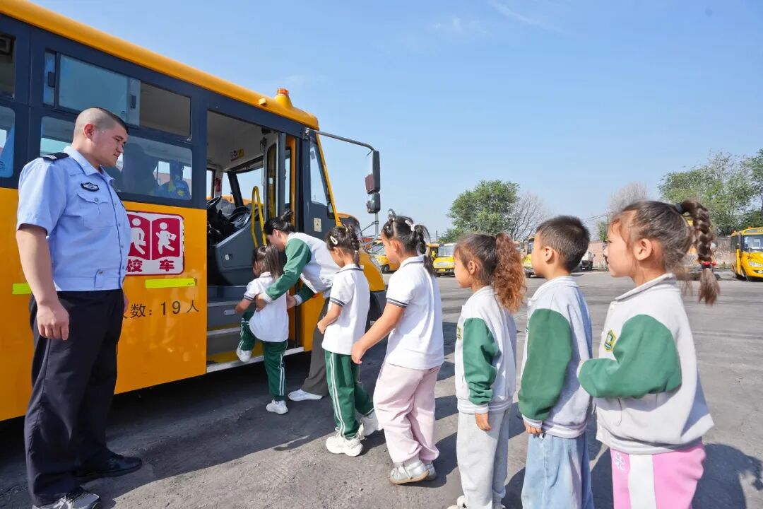 邯鄲冀南新區 | 開展幼兒園校車應急演練 筑牢校園安全防線