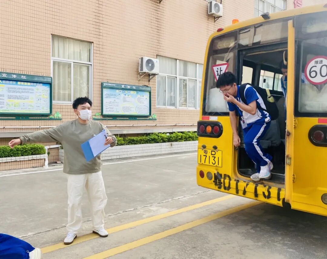 校車緊急疏散演練，為學子安全 “保駕護航”