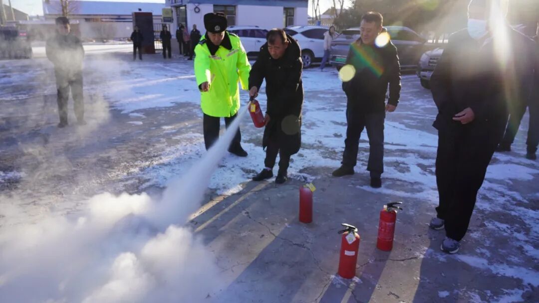 【通榆政法進行時】通榆縣公安局交通管理大隊——開展校車消防安全應(yīng)急培訓(xùn)演練活動 圖片