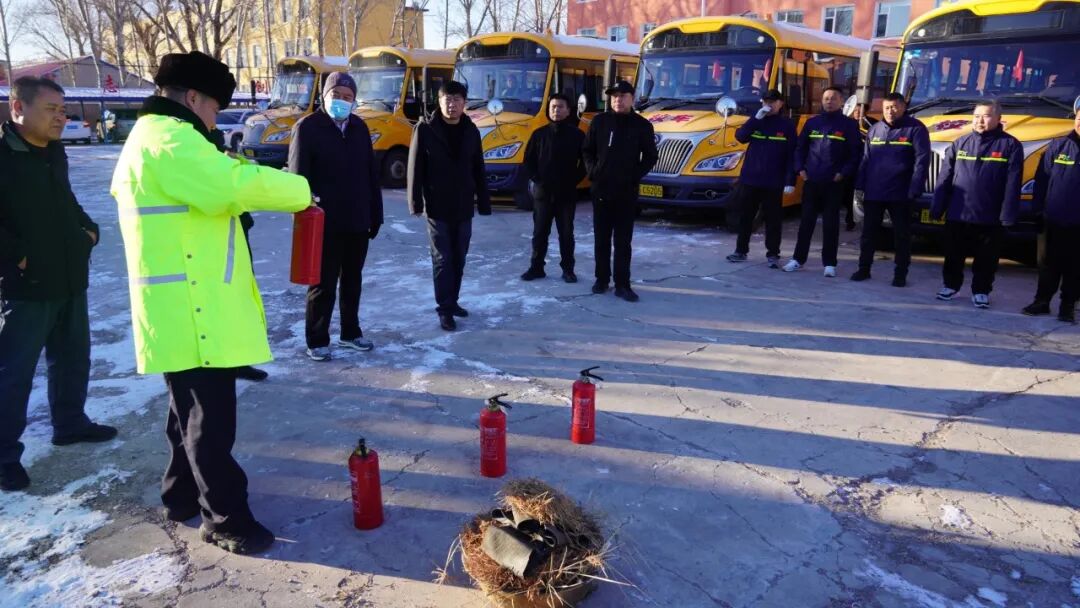 【通榆政法進行時】通榆縣公安局交通管理大隊——開展校車消防安全應(yīng)急培訓(xùn)演練活動 圖片