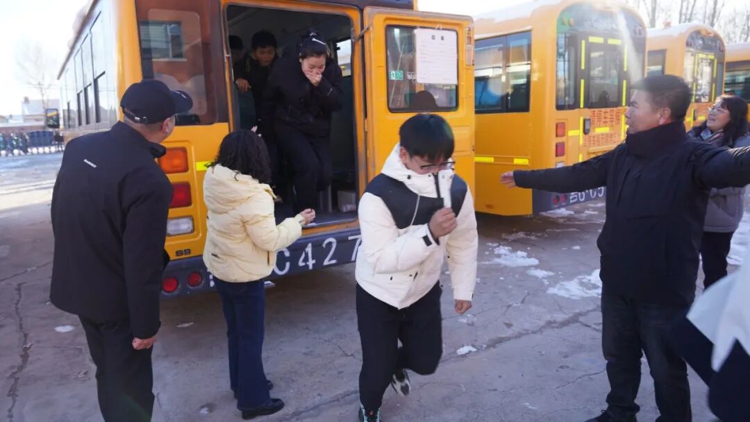 【通榆政法進行時】通榆縣公安局交通管理大隊——開展校車消防安全應(yīng)急培訓(xùn)演練活動 圖片