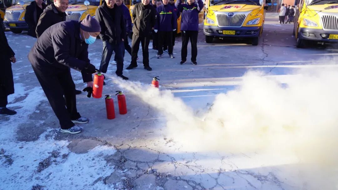 【通榆政法進行時】通榆縣公安局交通管理大隊——開展校車消防安全應(yīng)急培訓(xùn)演練活動 圖片