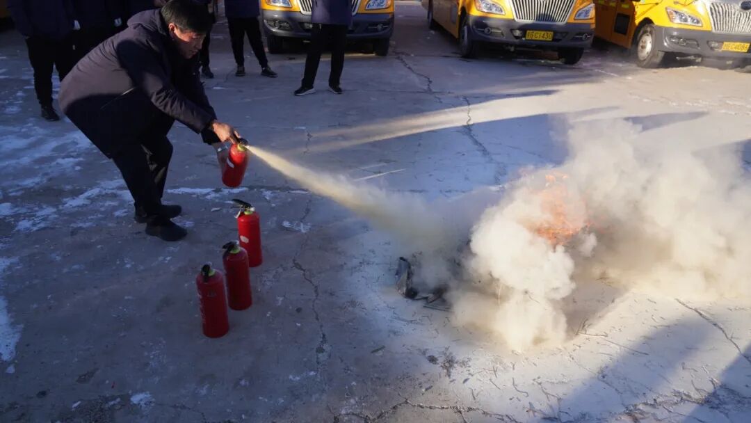 【通榆政法進行時】通榆縣公安局交通管理大隊——開展校車消防安全應(yīng)急培訓(xùn)演練活動 圖片