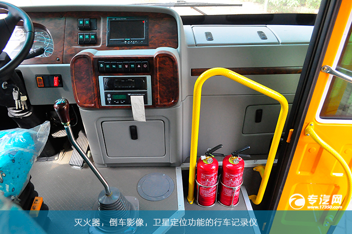 彰顯簡潔大方一汽華策38座幼兒園校車評測之內(nèi)飾篇空間2.jpg