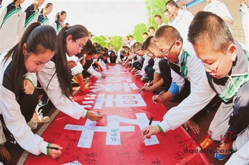 大慶30余萬學生簽名拒絕“黑校車”