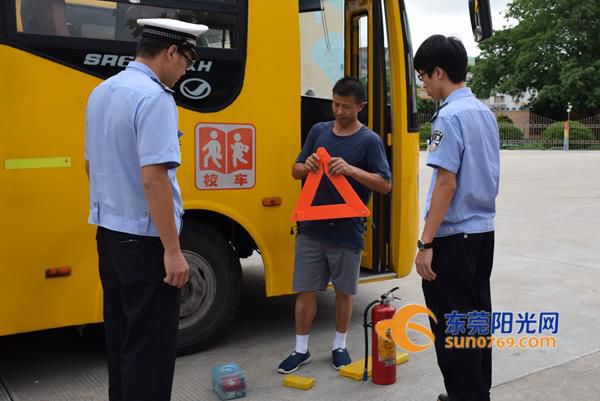 廣東東坑148輛校車接受“體檢”查隱患