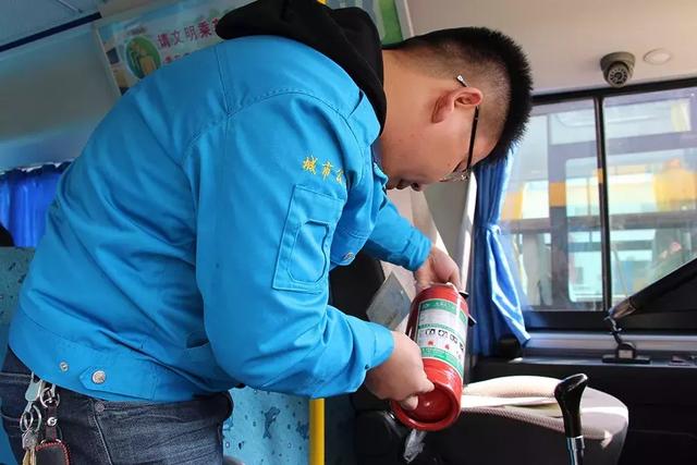 ＠嘉峪關家長，新學期，校車開車啦！我們又可以坐著校車去上下學嘍！