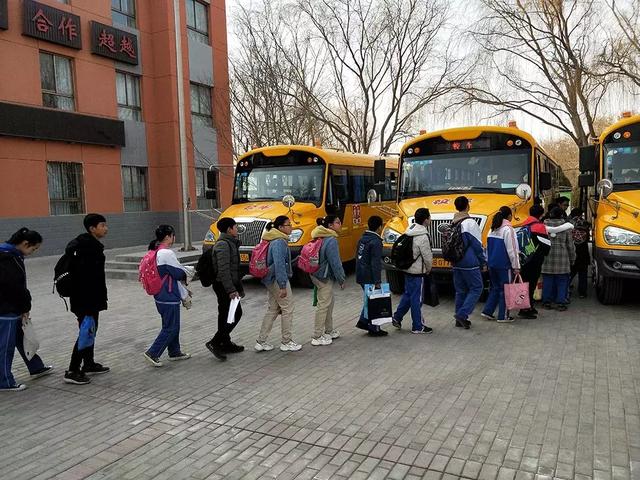 ＠嘉峪關家長，新學期，校車開車啦！我們又可以坐著校車去上下學嘍！
