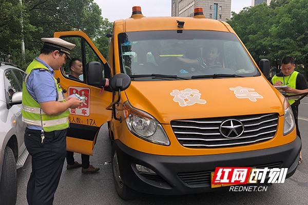 株洲天元交警：每月開展兩次校車安全聯(lián)合檢查