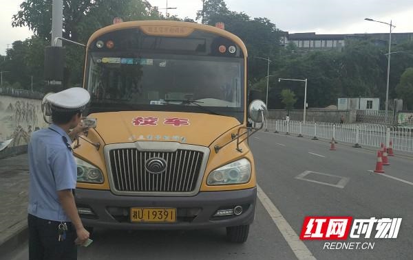 吉首交警持續(xù)開展暑期校車專項安全督
