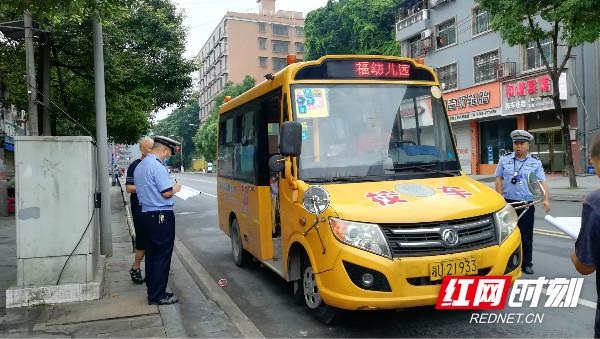 吉首交警持續(xù)開展暑期校車專項安全督