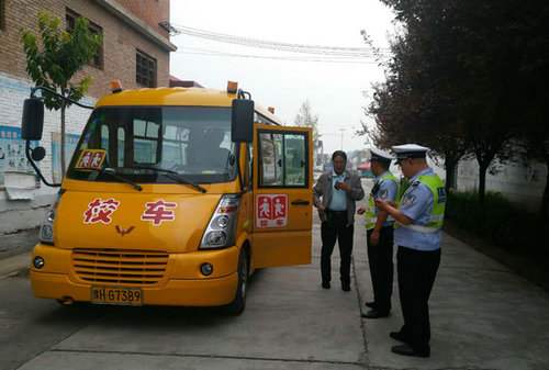 揚(yáng)州市江都區(qū)考察組調(diào)研興化校車