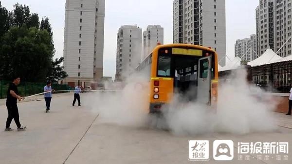 山東高唐交警聯(lián)合教體局、學(xué)校、校車公司共同開展校車事故與消防應(yīng)急演練