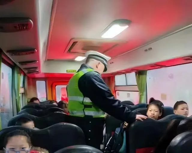 關愛生命 遵守交規(guī) 麻塘中心小學開展校車安全大檢查