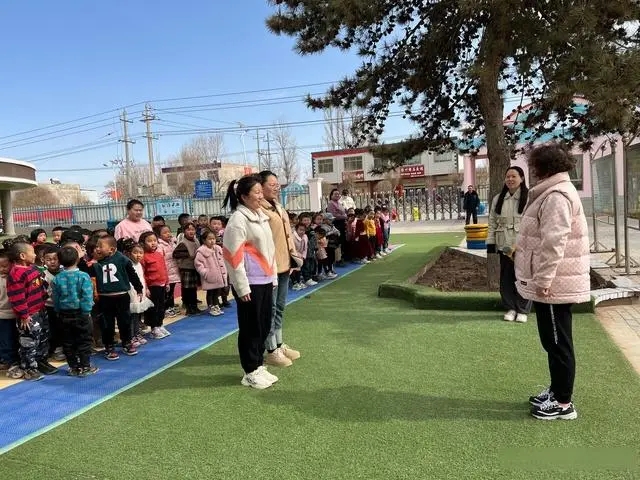 甘州區(qū)明永鎮(zhèn)中心幼兒園成功舉行校車逃生應(yīng)急演練