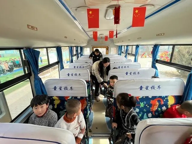 甘州區(qū)明永鎮(zhèn)中心幼兒園成功舉行校車逃生應(yīng)急演練