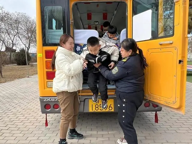 甘州區(qū)明永鎮(zhèn)中心幼兒園成功舉行校車逃生應(yīng)急演練
