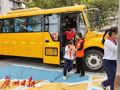 應(yīng)急演練進(jìn)校園 共筑校車(chē)安全墻