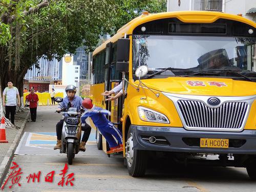 應(yīng)急演練進(jìn)校園 共筑校車(chē)安全墻