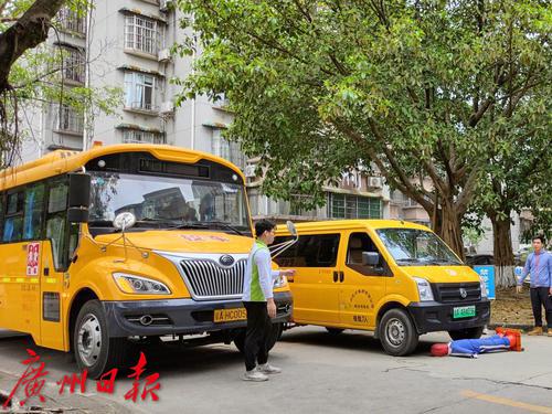 應(yīng)急演練進(jìn)校園 共筑校車(chē)安全墻