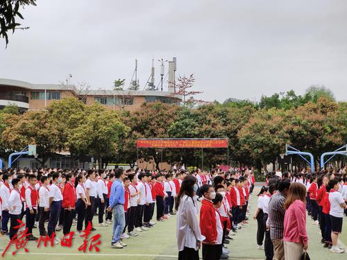 應(yīng)急演練進(jìn)校園 共筑校車(chē)安全墻