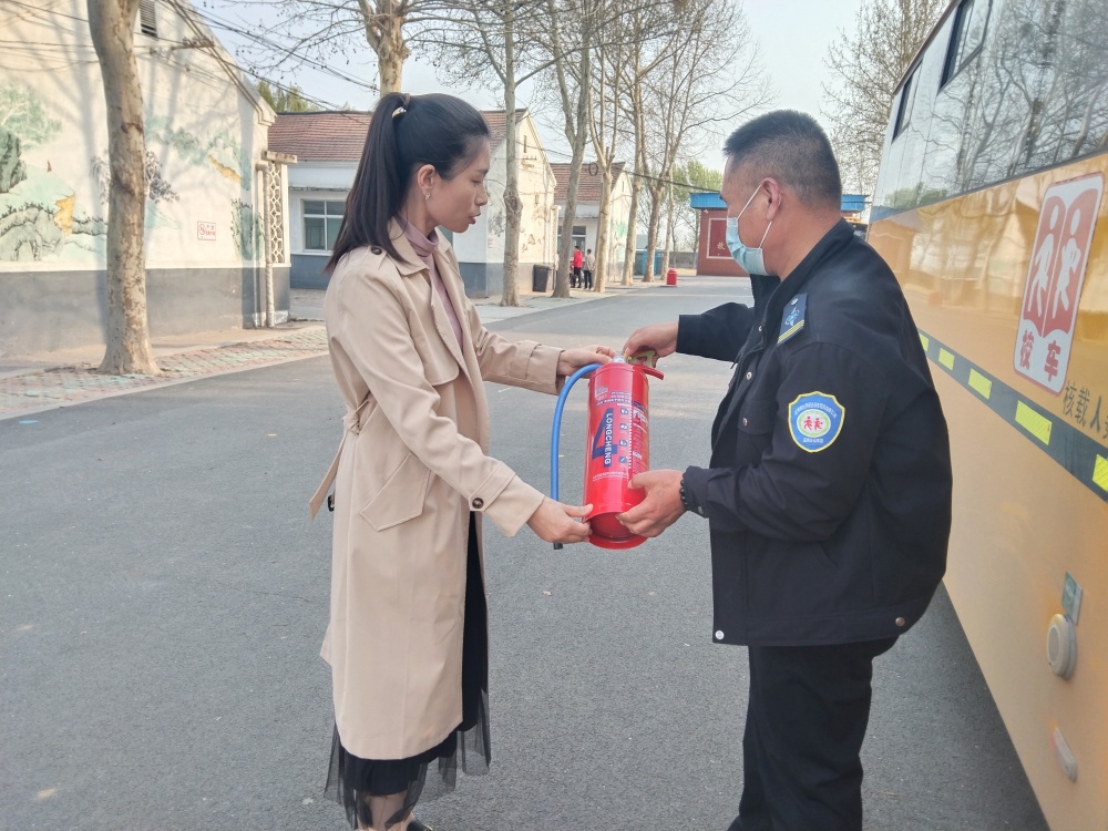 以練為戰(zhàn) 防患未然——桓臺縣田莊小學(xué)開展校車安全演練活動