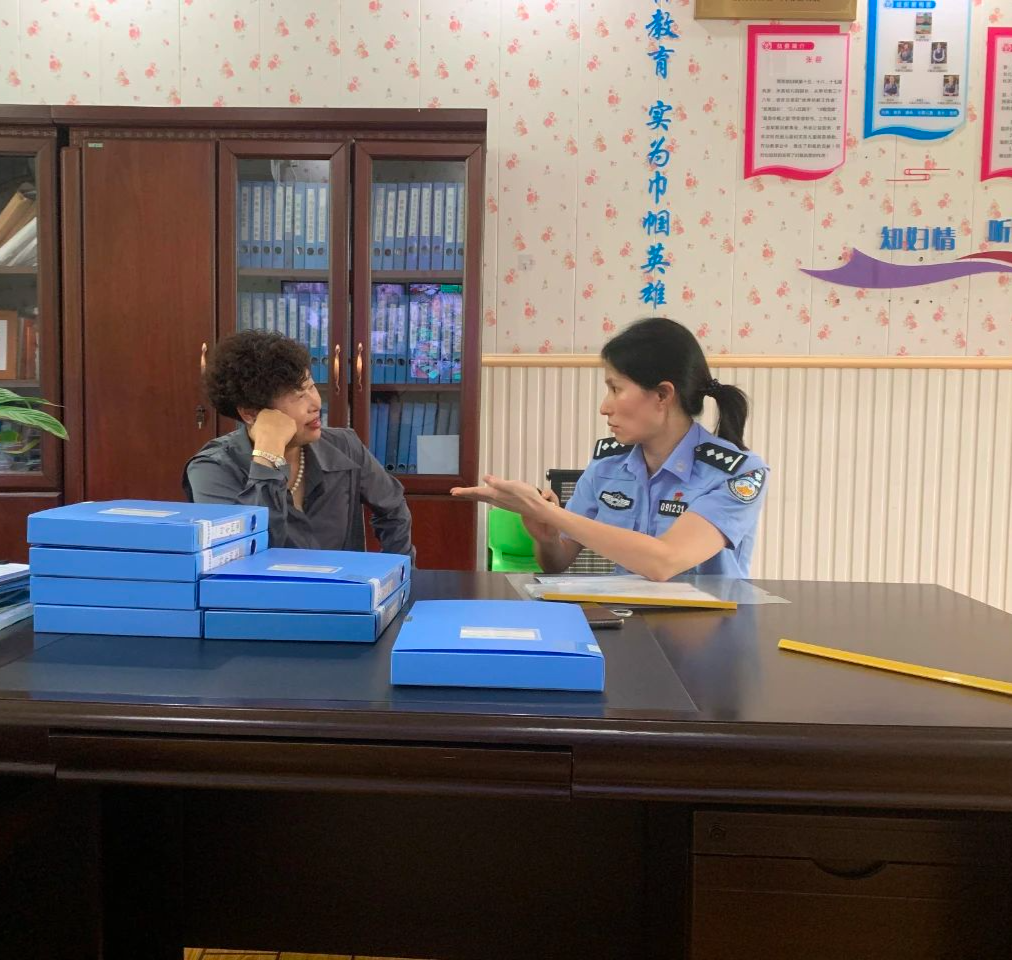 織密學(xué)生交通安全防護(hù)網(wǎng)，潮南交警加強(qiáng)校車(chē)安全檢查和校車(chē)司機(jī)安全宣傳教育