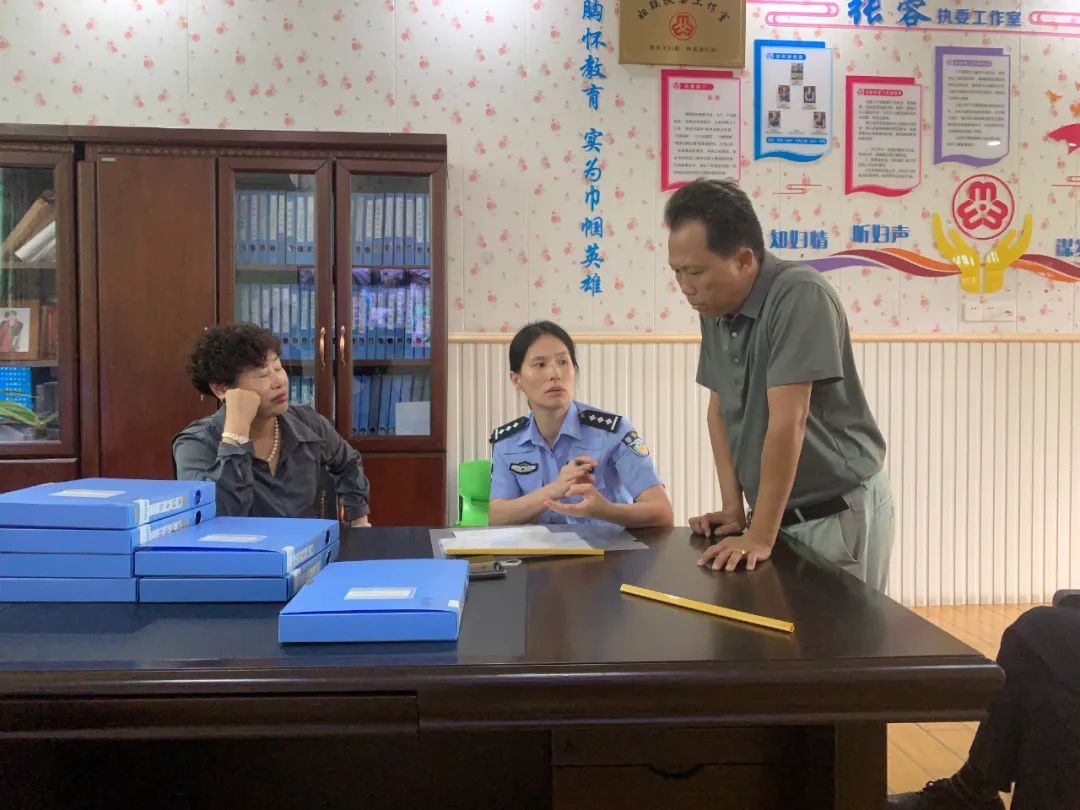 織密學(xué)生交通安全防護(hù)網(wǎng)，潮南交警加強(qiáng)校車(chē)安全檢查和校車(chē)司機(jī)安全宣傳教育