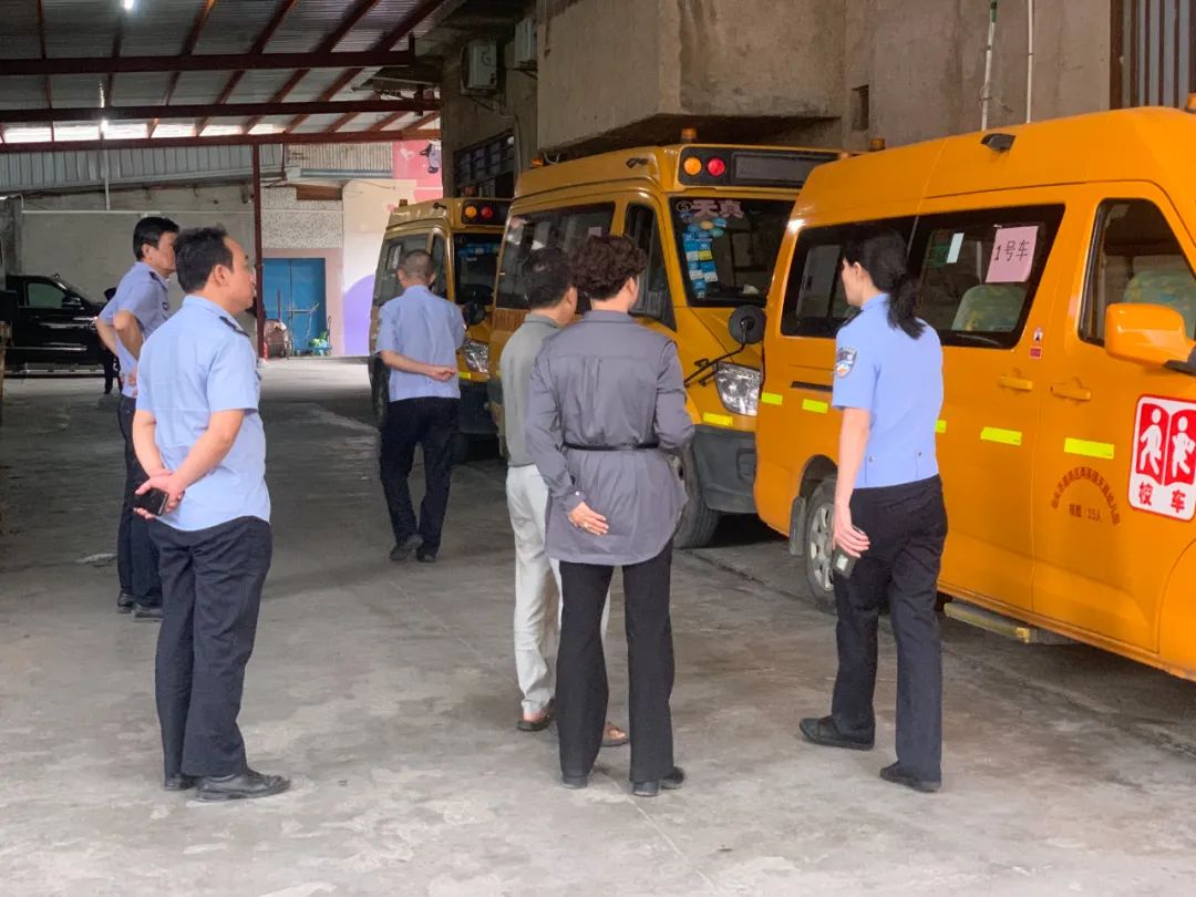 織密學(xué)生交通安全防護(hù)網(wǎng)，潮南交警加強(qiáng)校車(chē)安全檢查和校車(chē)司機(jī)安全宣傳教育