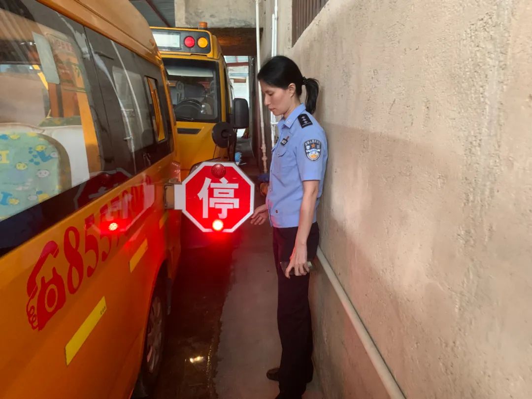 織密學(xué)生交通安全防護(hù)網(wǎng)，潮南交警加強(qiáng)校車(chē)安全檢查和校車(chē)司機(jī)安全宣傳教育