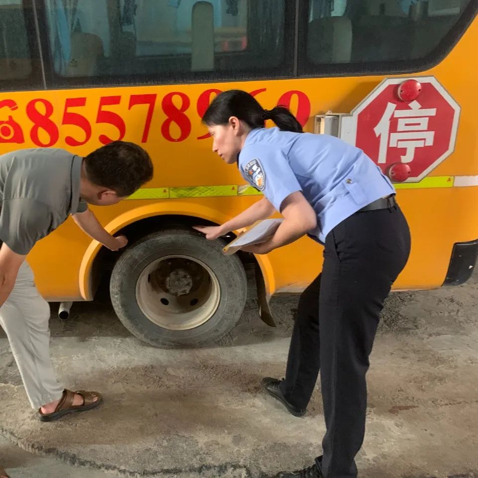 織密學(xué)生交通安全防護(hù)網(wǎng)，潮南交警加強(qiáng)校車(chē)安全檢查和校車(chē)司機(jī)安全宣傳教育