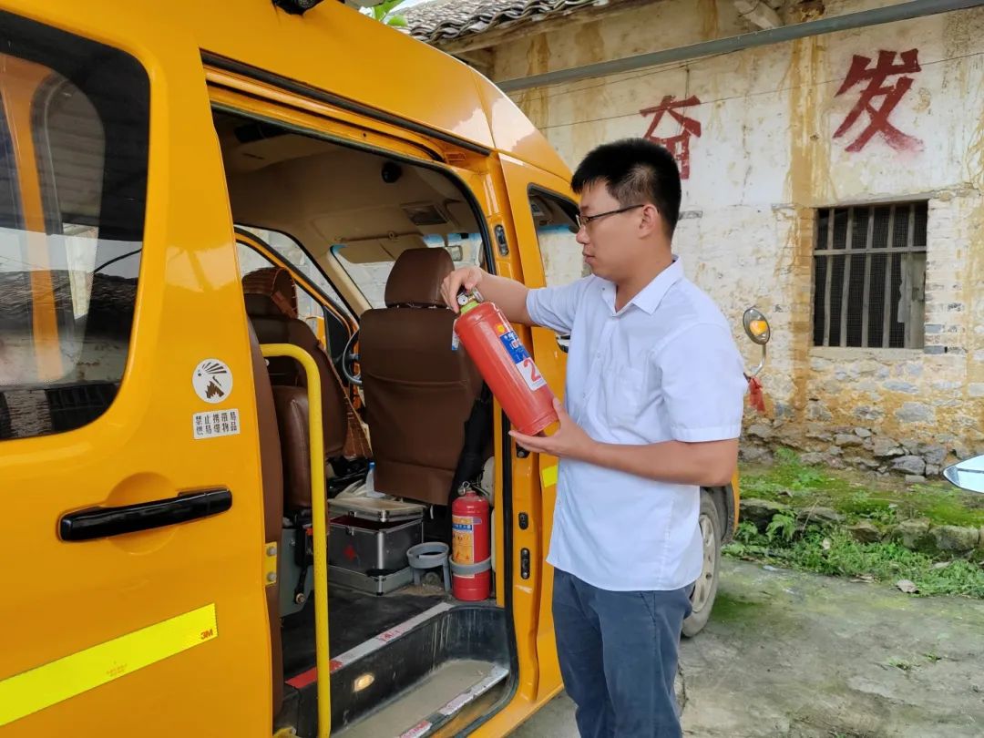 為校車“做體檢”！通挽鎮(zhèn)聯(lián)合多部門開(kāi)展校車安全大檢查