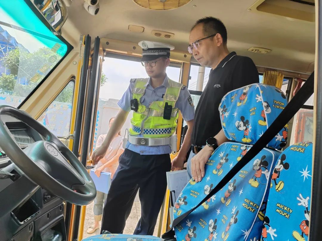 為校車“做體檢”！通挽鎮(zhèn)聯(lián)合多部門開(kāi)展校車安全大檢查