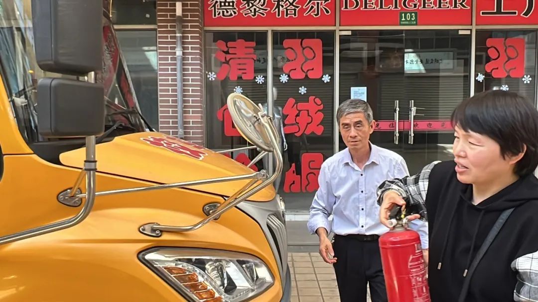“為愛護航，校車安全伴我行”——上海松江區(qū)玉樹幼兒園校車安全應(yīng)急演練活動