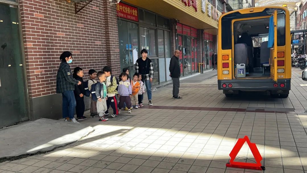 “為愛護航，校車安全伴我行”——上海松江區(qū)玉樹幼兒園校車安全應(yīng)急演練活動