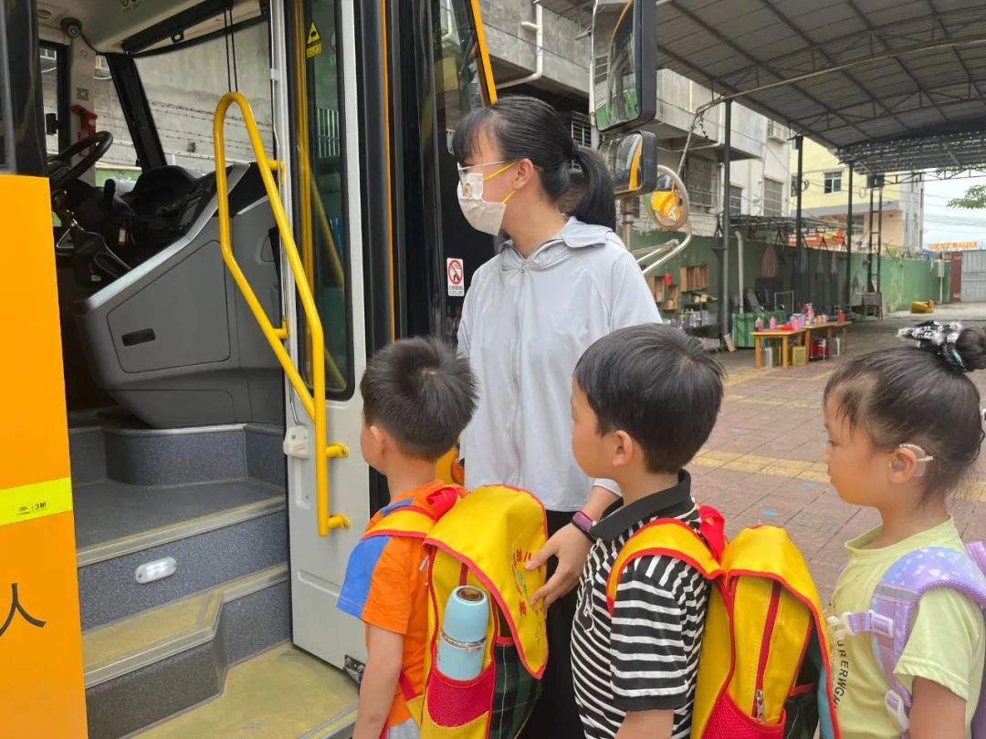 安全乘校車 平安伴我行——大嶺金色未來(lái)幼兒園校車消防應(yīng)急演練