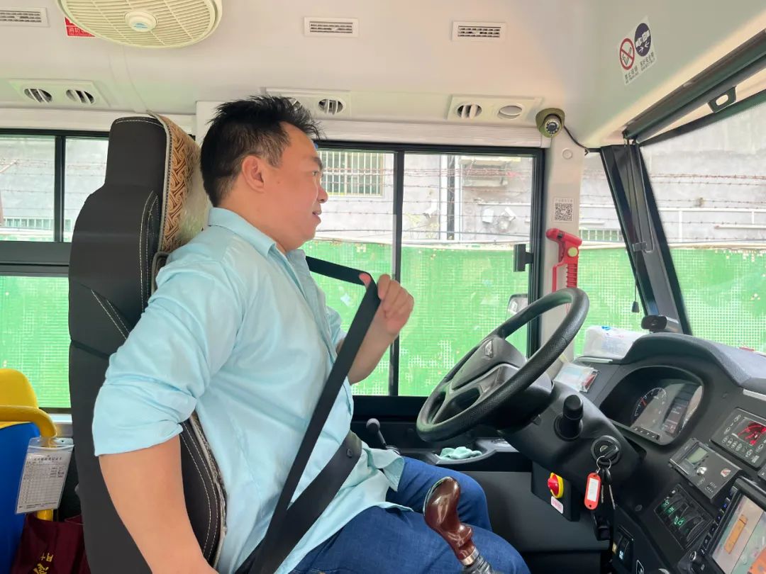 安全乘校車 平安伴我行——大嶺金色未來(lái)幼兒園校車消防應(yīng)急演練