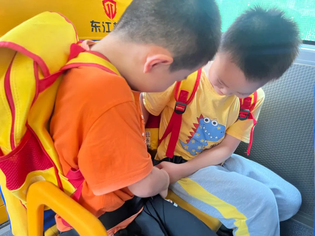 安全乘校車 平安伴我行——大嶺金色未來(lái)幼兒園校車消防應(yīng)急演練