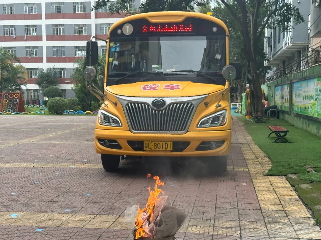 安全乘校車 平安伴我行——大嶺金色未來(lái)幼兒園校車消防應(yīng)急演練